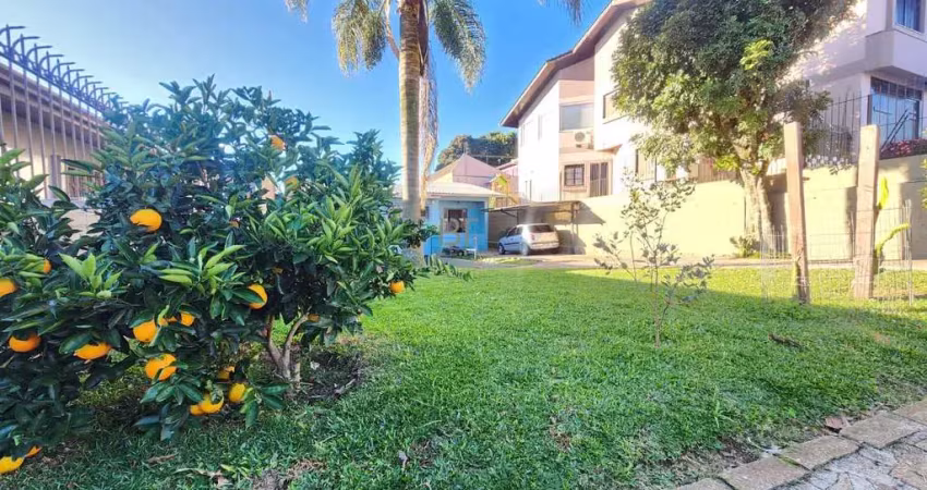 Casa com 03 dormitórios e terreno de 360 m² no bairro santa catarina