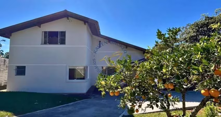 Chácara com 2 quartos, suíte, piscina, espaço gourmet e jardim em bragança paulista sp. terreno amplo, 6 vagas e permuta por imóvel no centro. agende sua visita!