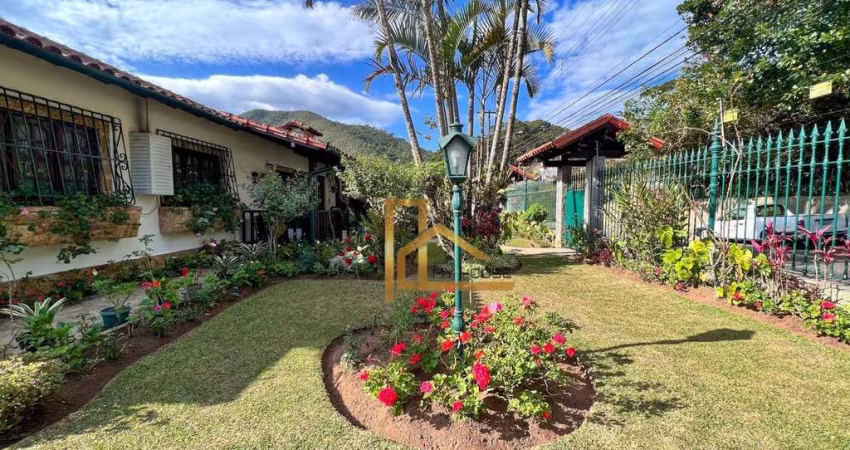 Casa fora de condomínio com 4 dormitórios (2 suítes) e lazer privativo - À 3 min. do centro de Teresópolis!