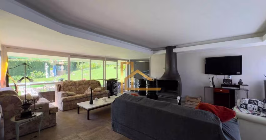 Casa Linear com 5 Quartos, Piscina e Casa de Hóspedes na Granja Guarani em Teresópolis