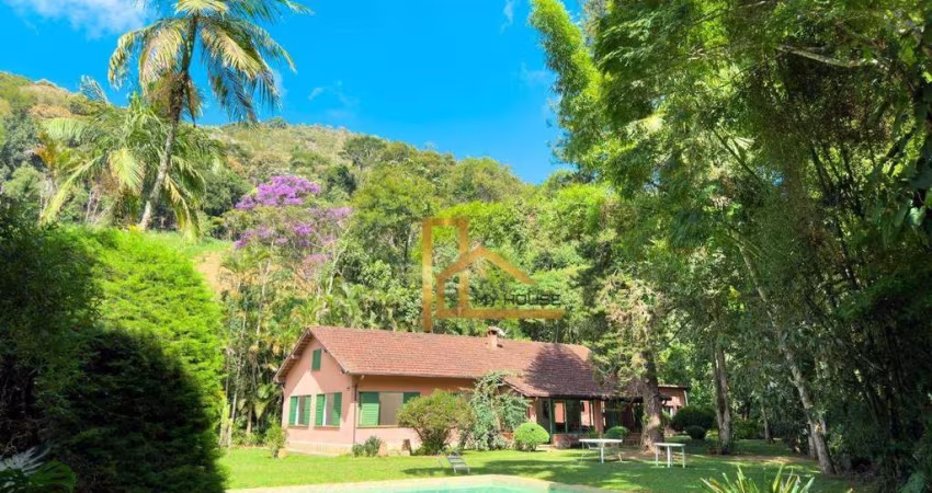 Casa linear com 6 quartos sendo 4 suítes e lazer privativo - Apenas 15 minutos do centro de Teresópolis!
