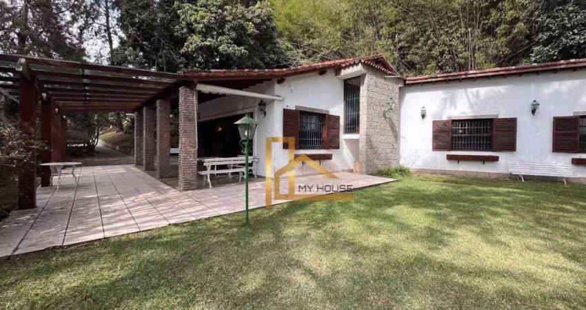 Seu refúgio no centro de Teresópolis, casa com terreno de 4.400m² e área de lazer privativa!