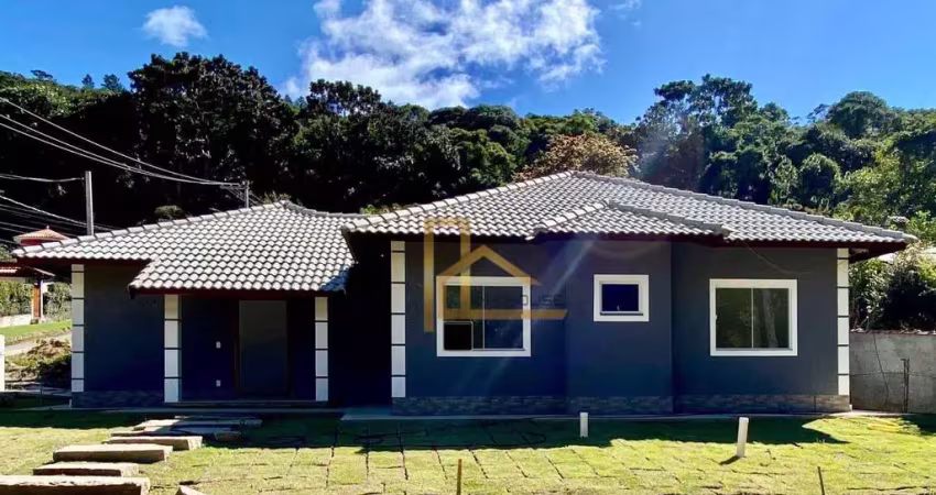 Casa linear com 3 quartos, suíte e quintal a venda em albuquerque - teresópolis-rj.