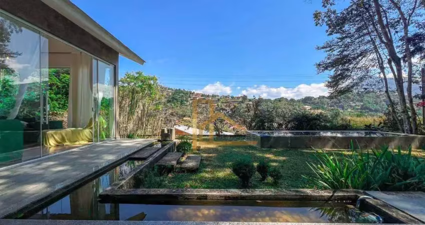 Casa linear com 3 quartos com terreno plano e lazer privativo.