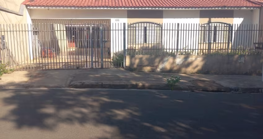 Casa de laje contendo 4  quartos/ suíte   bairro Jardim América.
