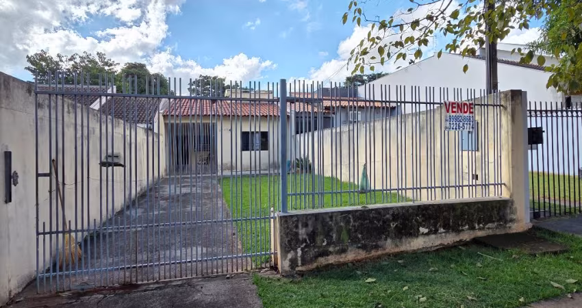 Casa com 03 quartos c terreno inteiro - Jardim São Jorge em Maringá.