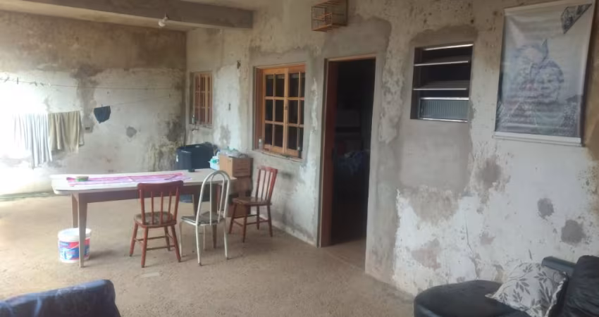 Vendo linda casa térrea com amplo quintal