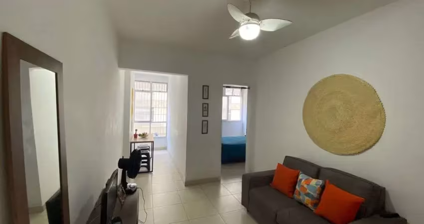 Apartamento quarto e sala reformado em prédio com boa infraestrutura no centro