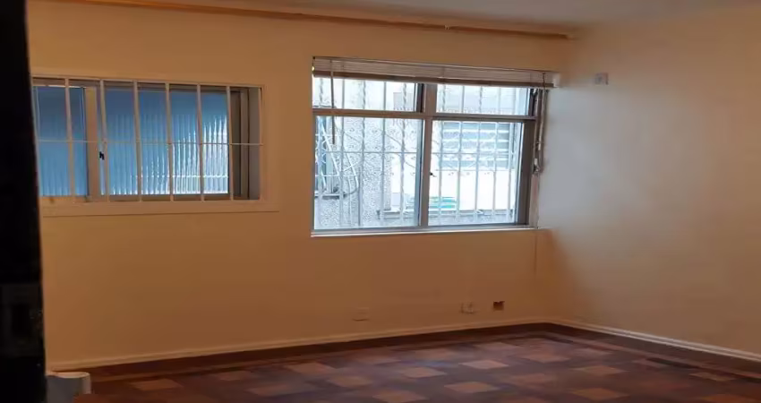 Apartamneto emsanta tresa, 3 dormitórios,2 banheiros e 80 metros quadrados.