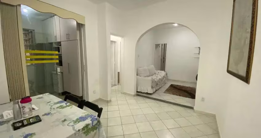 Amplo apartamento de 2 quartos + dependência no bairro de fátima centro do rio