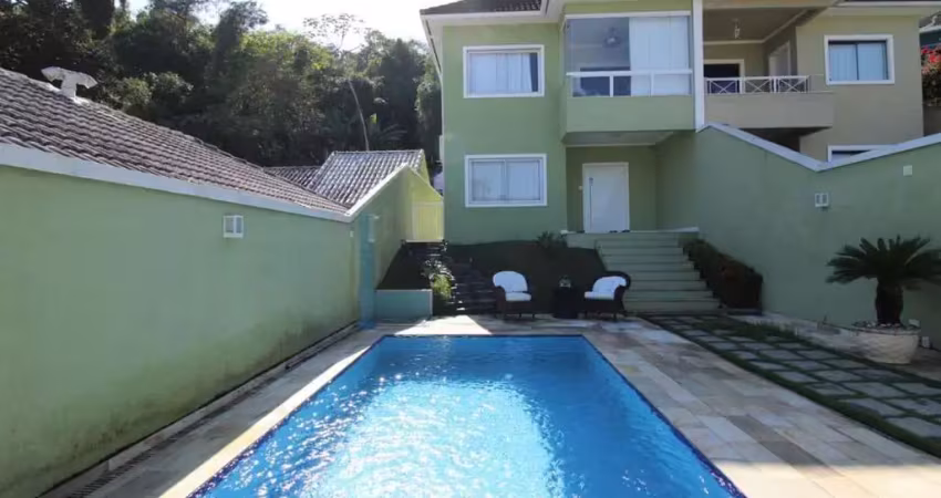 Casa no Condomínio Bosque dos Esquilos,  3 quartos, suíte e 2 vagas. Piscina.