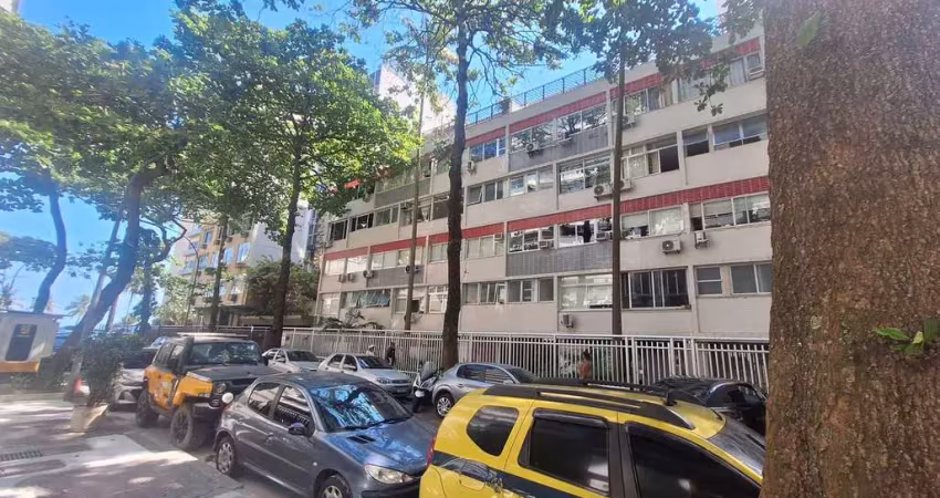 Triplex no Leblon, 2 quartos com varanda. vaga e portaria. 30 metros da praia