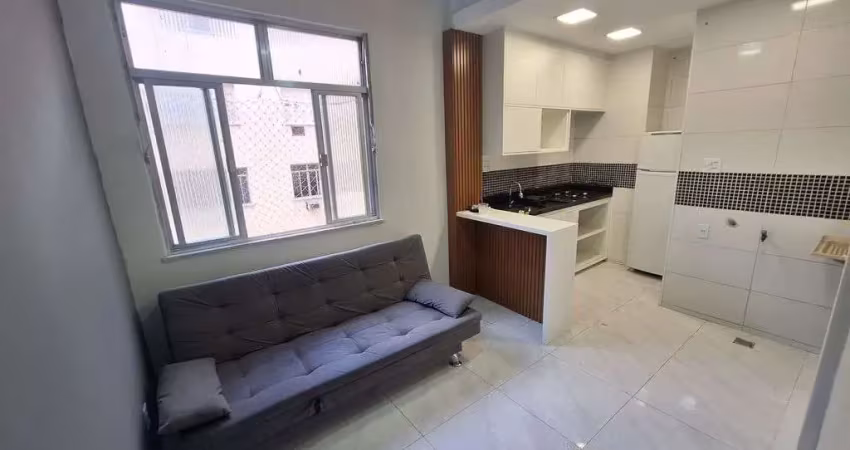 Amplo quarto e sala, todo reformado e móveis planejados. Prédio com elevador.