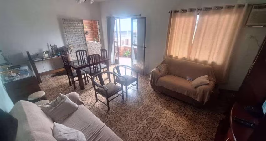 Casa com 110m, ampla, 5 quartos sendo 1 suíte. Terração com um dos quartos.