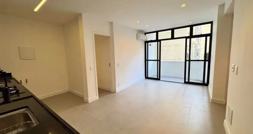 Copacabana com 2 quartos, sendo 1 suíte. varanda e todo reformado.
