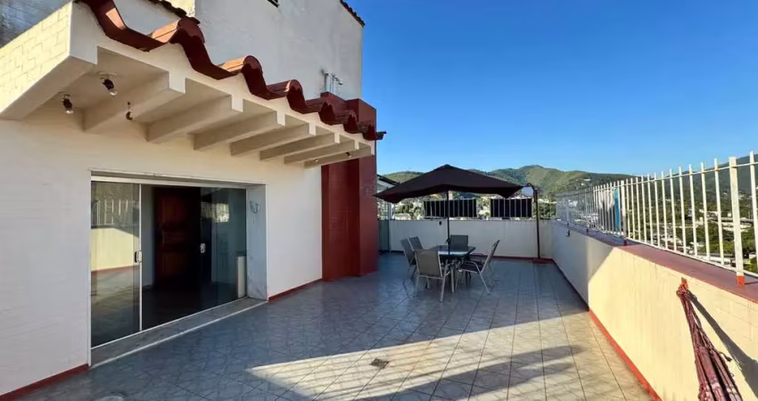 Cobertura com 245m a venda, 4 quartos sendo 1 suíte e 1 dependência. linear.