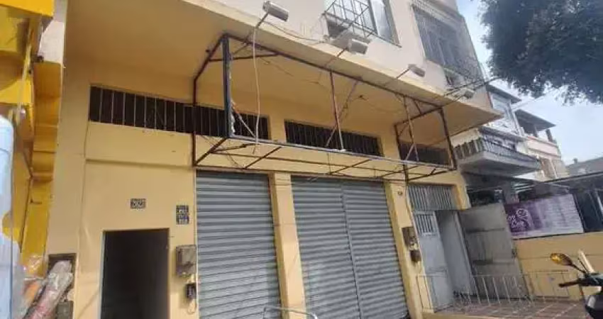 Amplo terreno com 1 loja, 3 salas comerciais com terraço, 1 casa com 2 quartos.