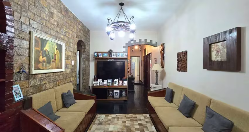 Casa a venda, um com 3 quartos e nos fundos um quarto e sala. terreno e vaga.