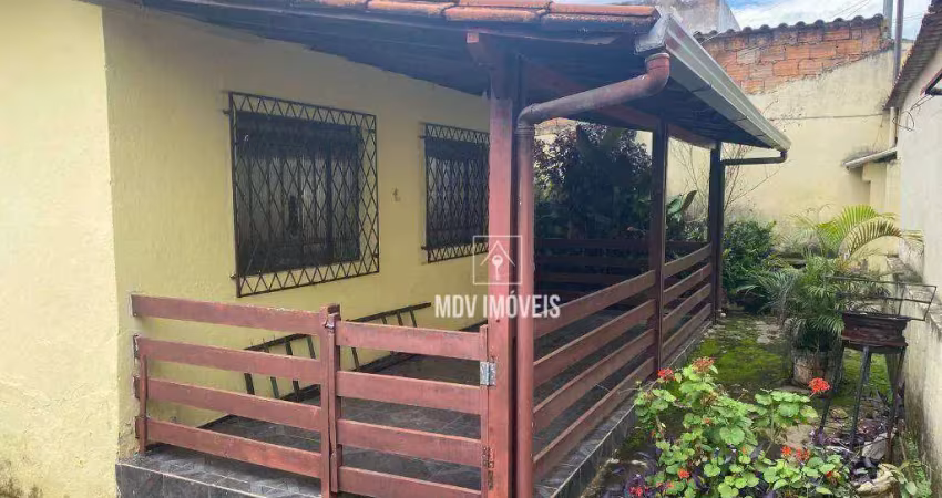 Casa individual em lote 360 m² com varanda e barracão no fundo!