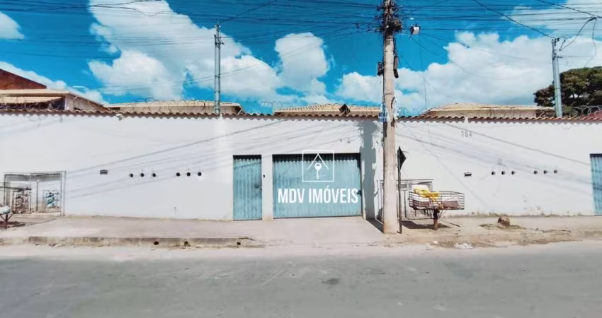 Casa 2 Quartos com belíssimo acabamento e armários planejados nos 2 quartos no São Benedito em Santa Luzia-MG