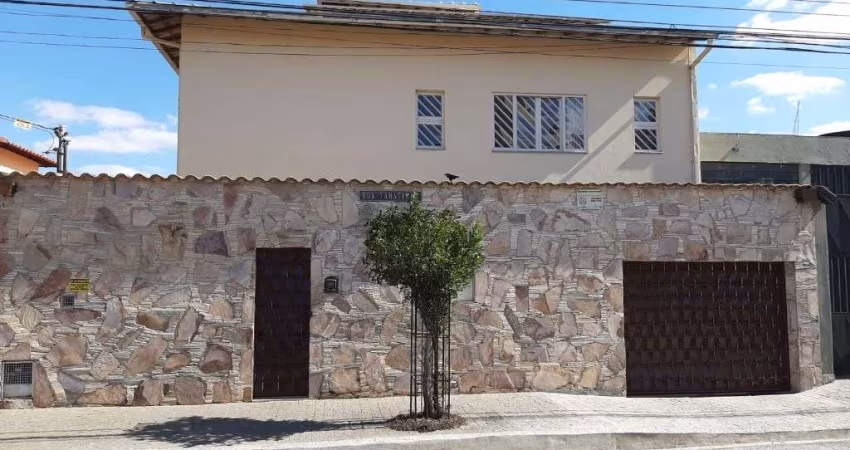Casa para venda possui 437metros quadrados com 5 quartos no Bairro João Pinheiro - Belo Horizonte - MG