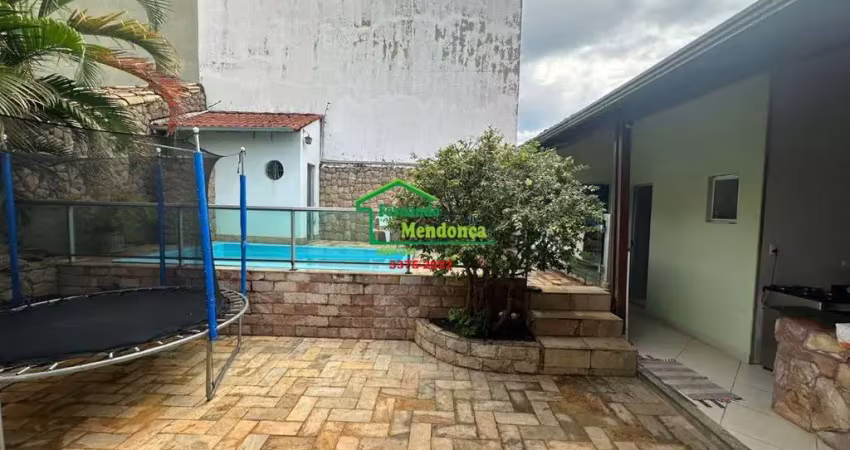 Casa com 3 quartos à venda na Rua Bueno do Prado, 635, João Pinheiro, Belo Horizonte