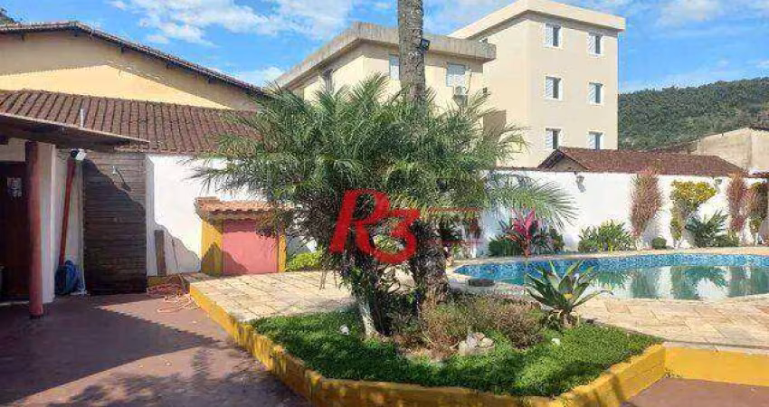 Casa à venda na Vila Voturuá em São Vicente.