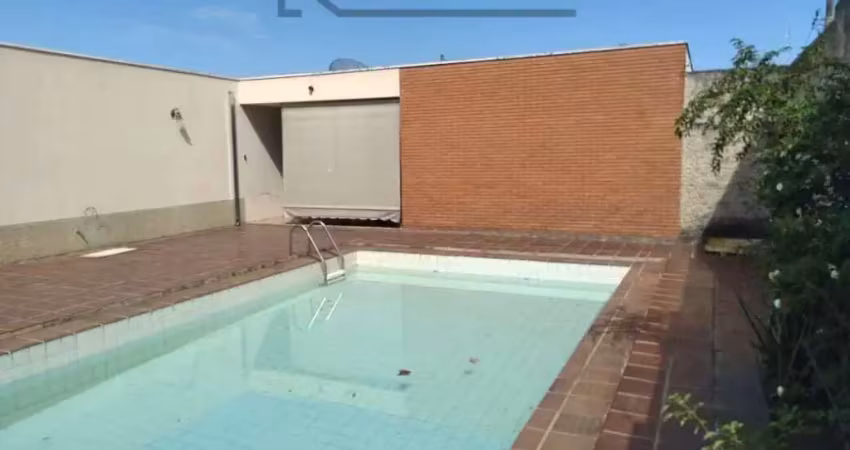 Casa grande com excelente localização para clinica ou moradia