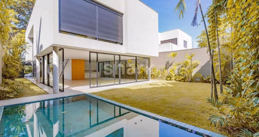 Casa para venda em Alto de Pinheiros-SP por R$8.300.000,00.