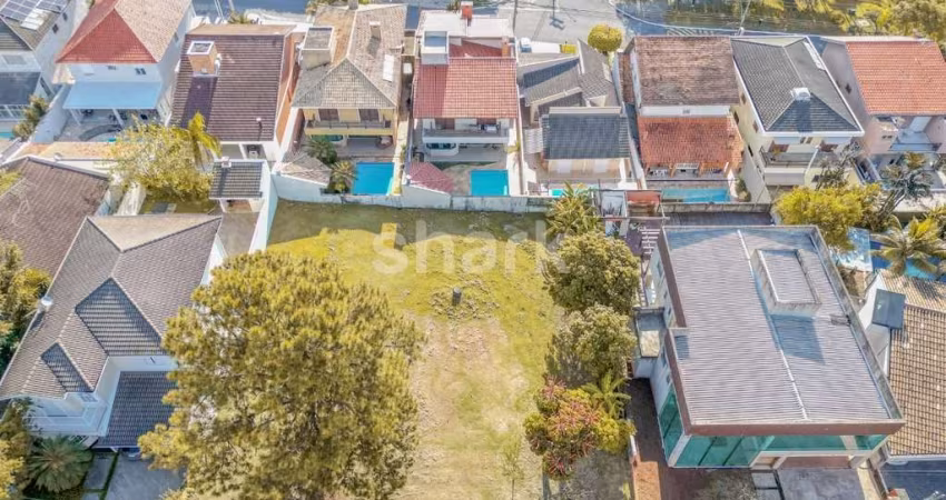 Lote á venda com leve aclive de esquina no Centro de Alphaville por R$ 2.990.000,00