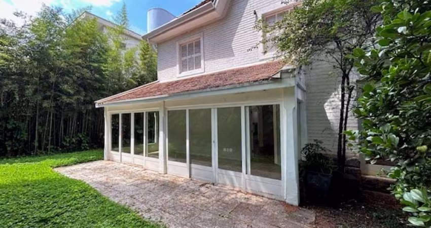 Casa de luxo em condomínio no Jardim América com 3 quartos