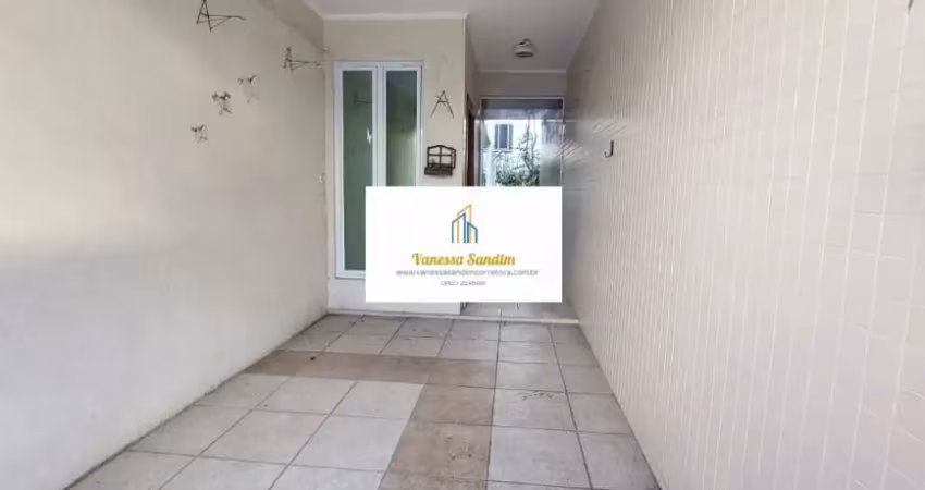 Casa sobreposta térrea, no embaré, com 3 dormitórios, sendo 2 suítes.
