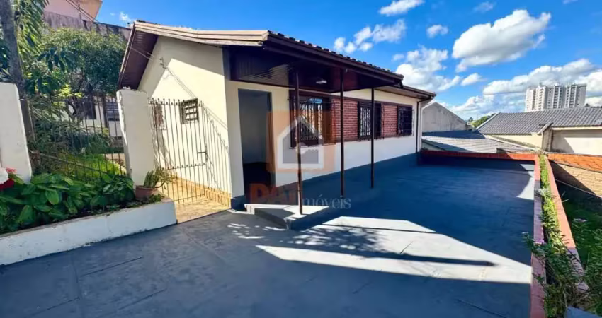 Casa com edícula para locação em região Central