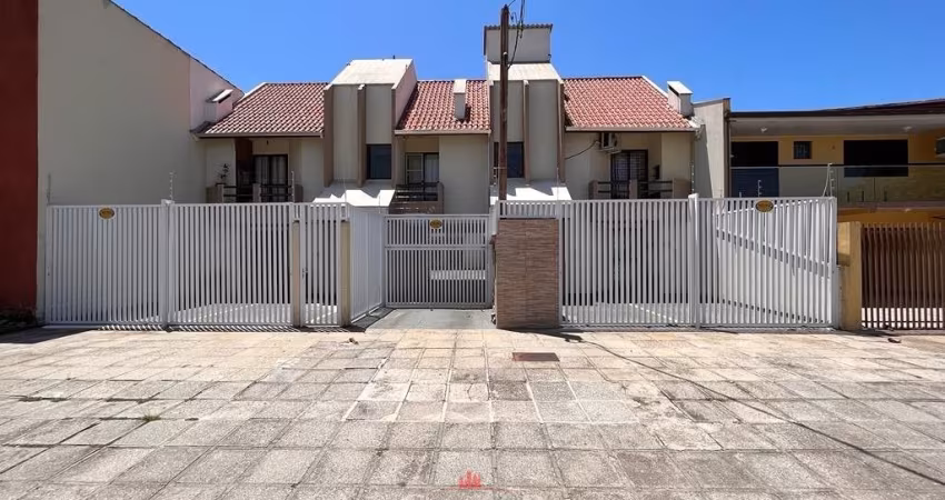 Apartamento com mezanino e 03 quartos em Caiobá.