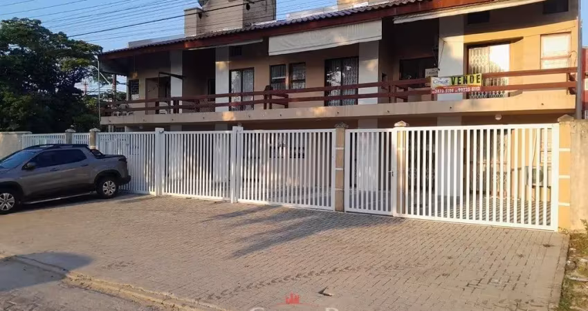 Apartamento térreo com 02 quartos em Caiobá.