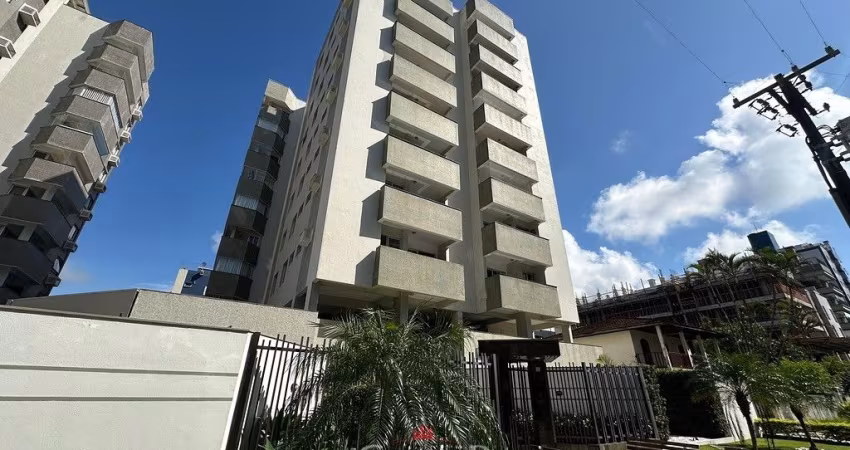 Amplo apartamento com 03 quartos em Caiobá.