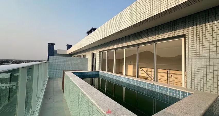 Cobertura duplex com piscina em Caiobá.