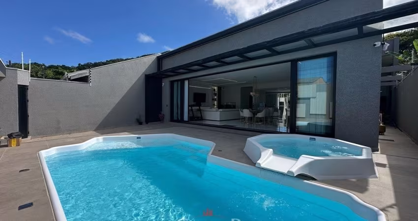 Casa alto padrão mobiliada, com 05 quartos!