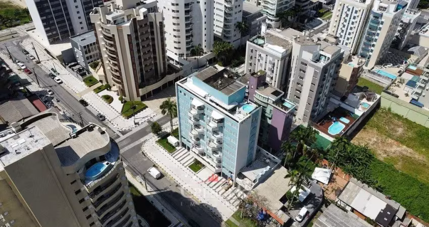Cobertura duplex com piscina e vista para o mar em Caiobá.
