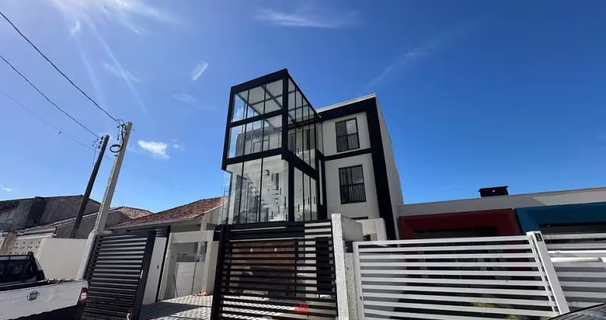 Apartamento reformado com 02 quartos, uma quadra do mar.