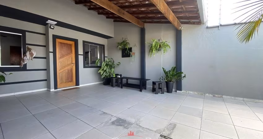 Casa com 03 quartos a venda em Matinhos