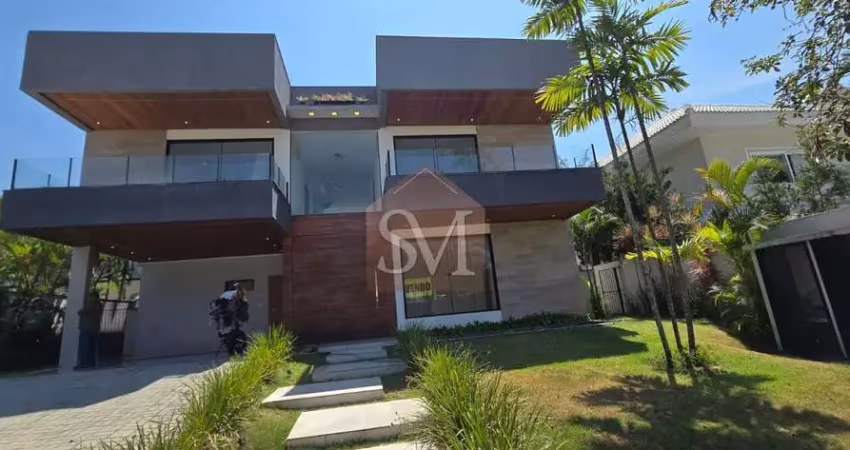 Imponente Casa Triplex de Luxo com 5 Suítes na Barra da Tijuca - Condomínio Quintas do Rio: 860m², 4 Vagas de Garagem