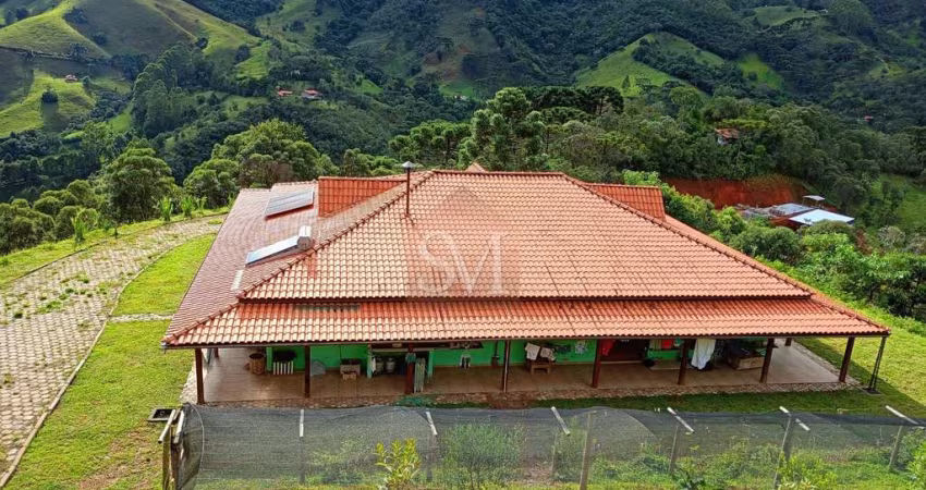 Sítio Itamonte-MG: Casa com 3 Quartos, Suíte, Varanda com Vista para Vale!