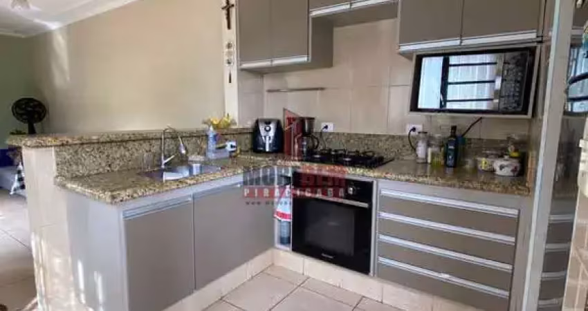 Casa espaçosa com amplo quintal em condomínio fechado