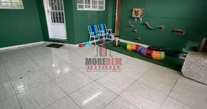 Casa de 100m² com 2 dormitórios, 01 vaga, 01 banheiro e quintal