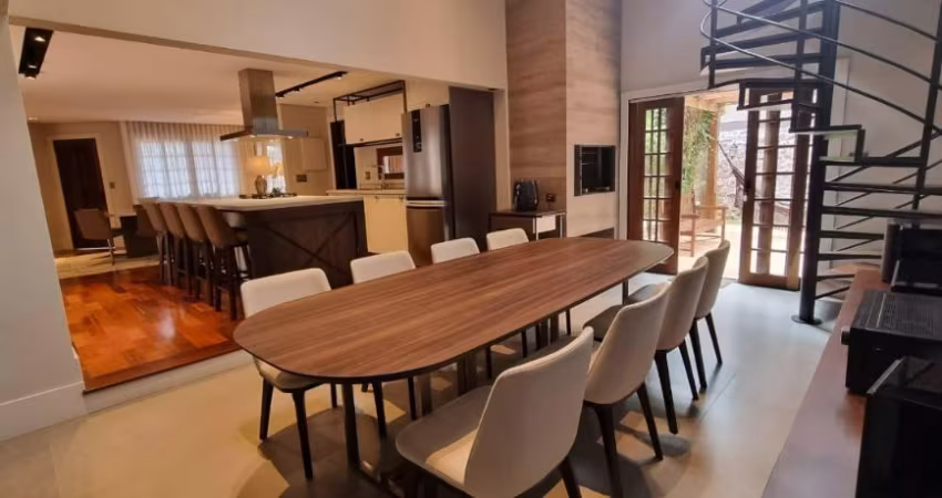 Casa térrea reformada em Santa Felicidade - Com um amplo quintal