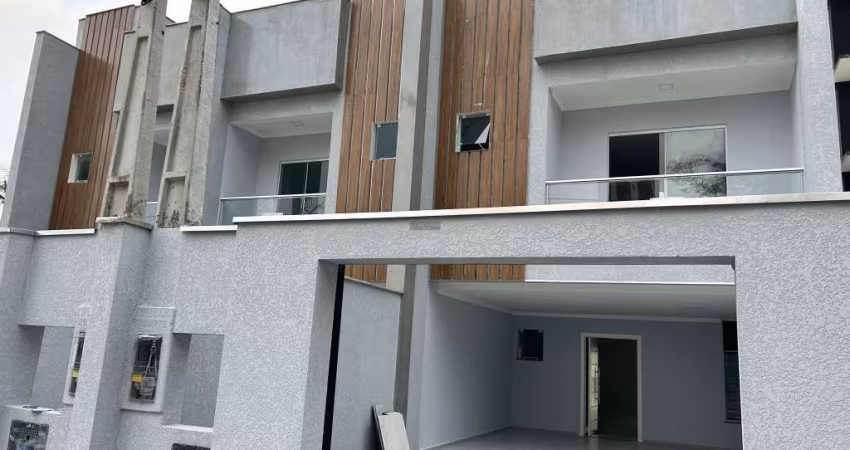 sobrado Geminado à venda no bairro Costa e  Silva, Joinville - SC -  Lateral da Rua Benjamin Constant.  186m2 - privcativos; 3 Dormitórios, sendo 1 su