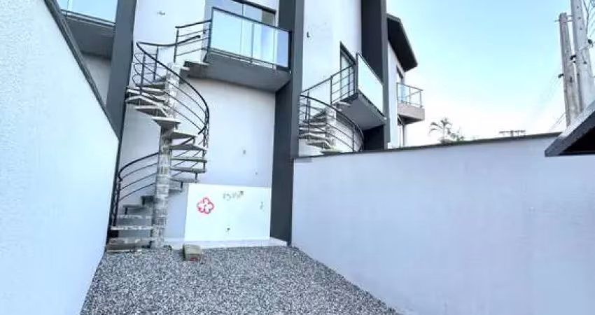 Sobrado  Geminado Novo  à venda no Bairro Anita Garibaldi - Joinville - SC, no valor de R$485.000,00   Sobrado com frente para duas ruas, proporcionan