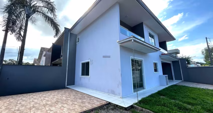 Sobrado geminado de esquina à venda no bairro Jardim Sofia - Loteamento Santos Dumont - Joinville/SC.  Sala de estar e jantar integradas; Cozinha inde