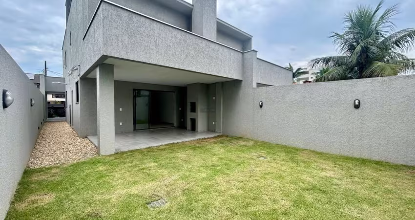 Sobrado Geminado  à venda no bairro Santo Antônio, Joinville - SC  7 metros de abertura , amplo terreno nos fundos.